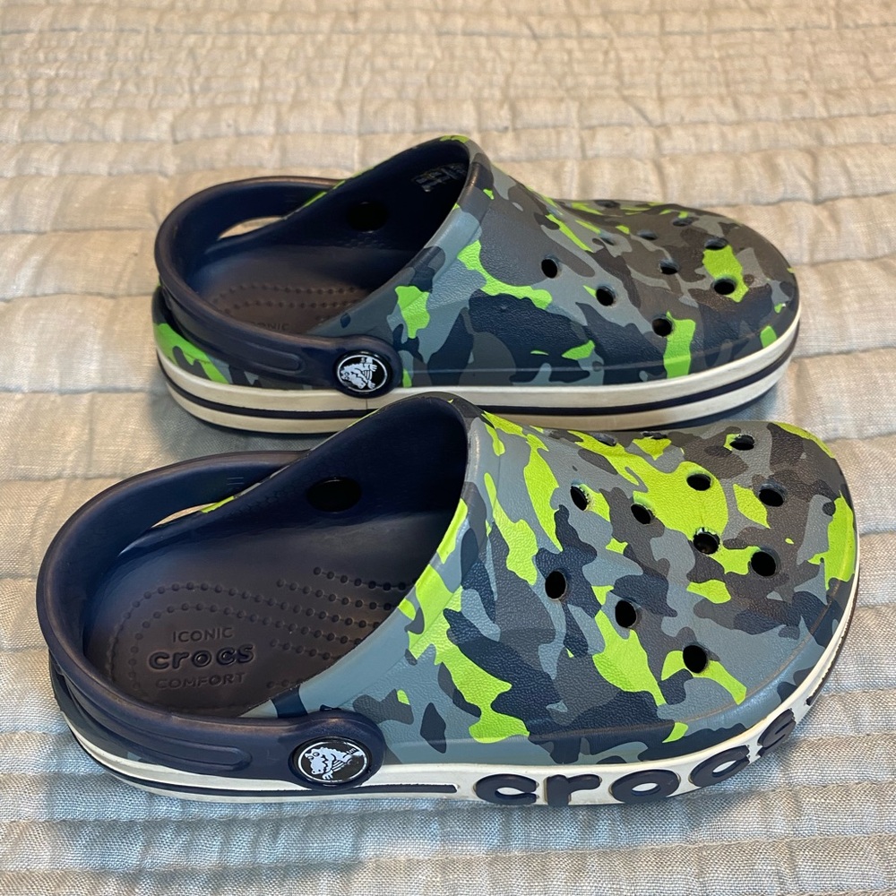 Crocs Bayaband sandal, green/gray camo, size 11